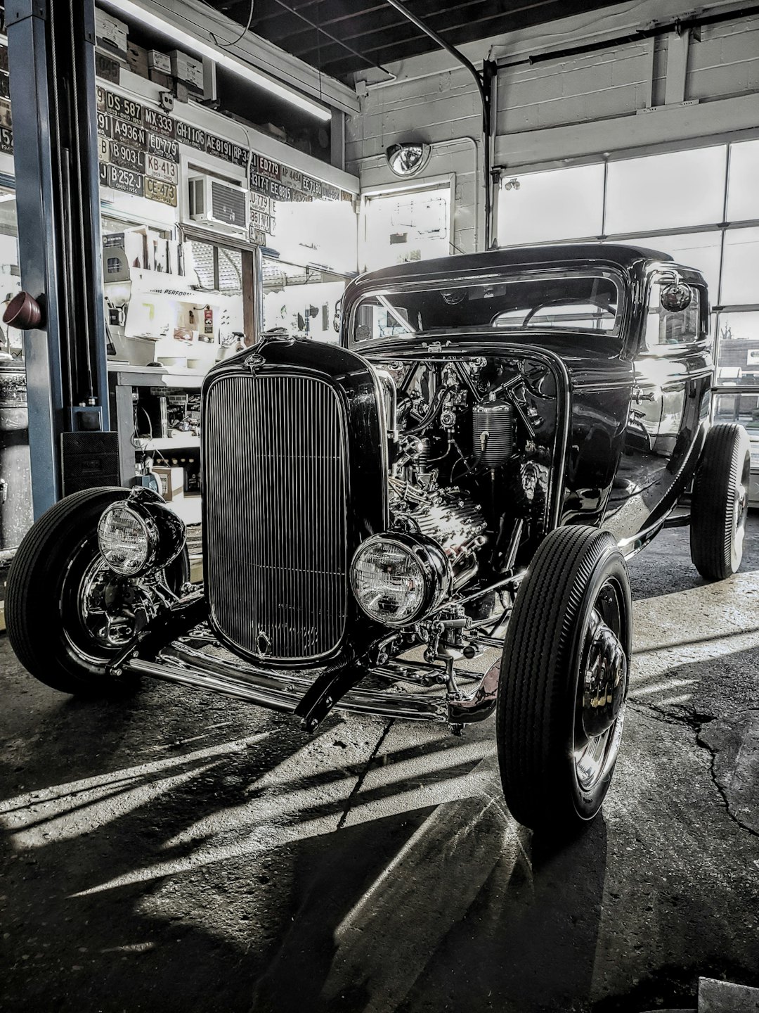 Oldtimer-Rennwagen in einer Industriehalle.