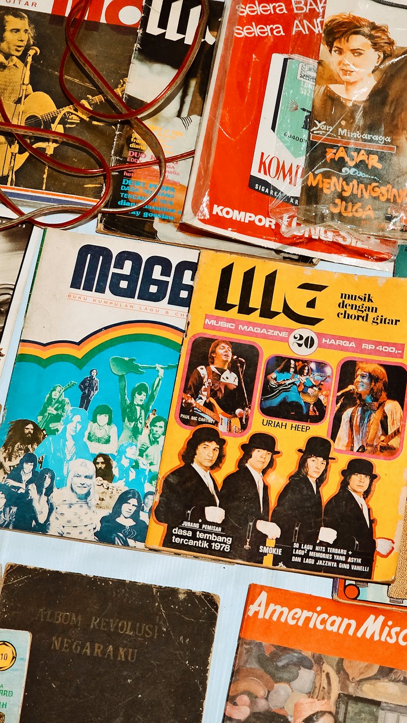 Stapel alter Musikzeitschriften mit einem roten Audiokabel.